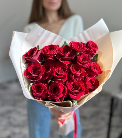 15 роз "Ред Наоми"(Крым)  в упаковке